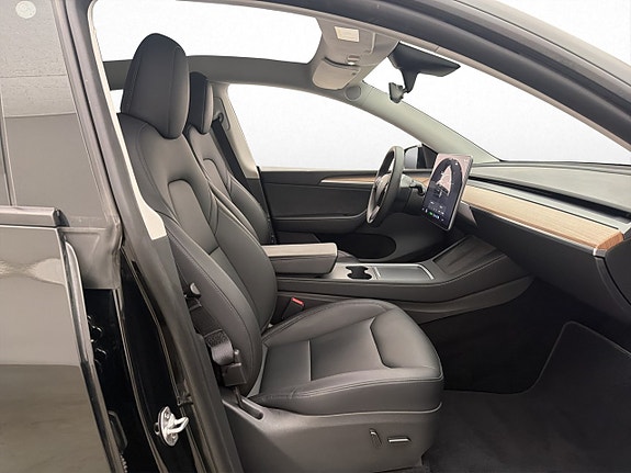 Tesla Model Y 27 of 30