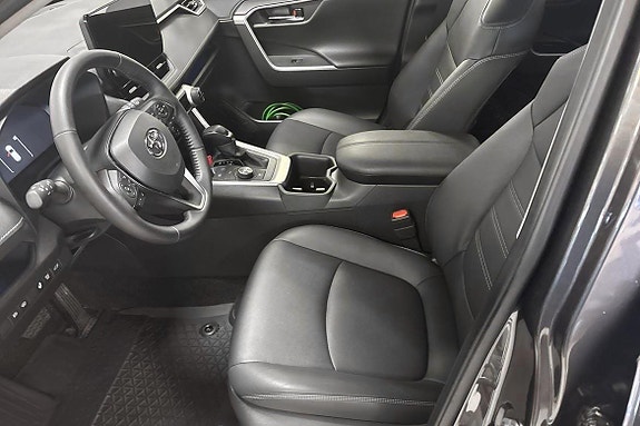 Toyota RAV4 8 of 12