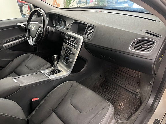 Volvo V60 12 of 16