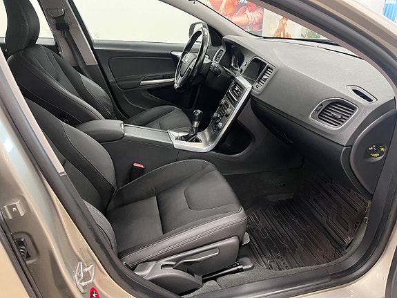 Volvo V60 11 of 16
