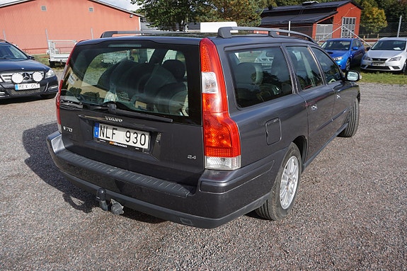 Volvo V70 3 of 7