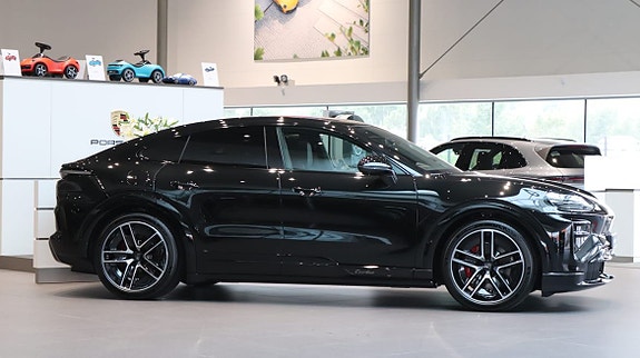 Porsche Cayenne 3 of 12