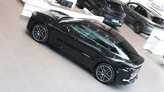 Porsche Cayenne 6 of 12