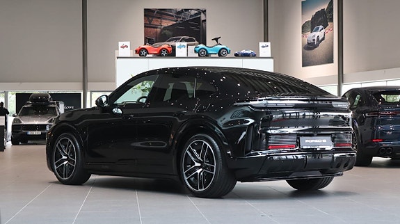 Porsche Cayenne 2 of 12