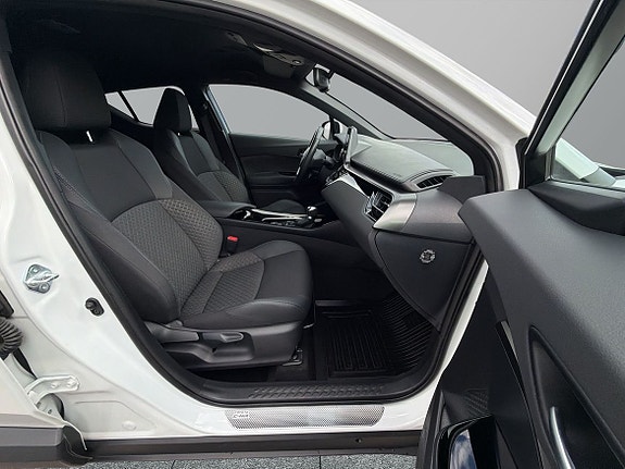 Toyota C-HR 8 of 25