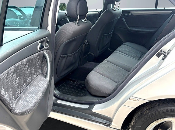 Mercedes-Benz C180 9 of 14