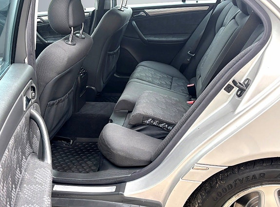 Mercedes-Benz C180 11 of 14