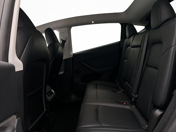 Tesla Model Y 29 of 30