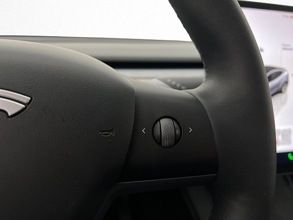 Tesla Model Y 17 of 30