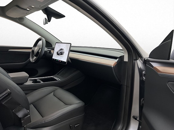 Tesla Model Y 27 of 30