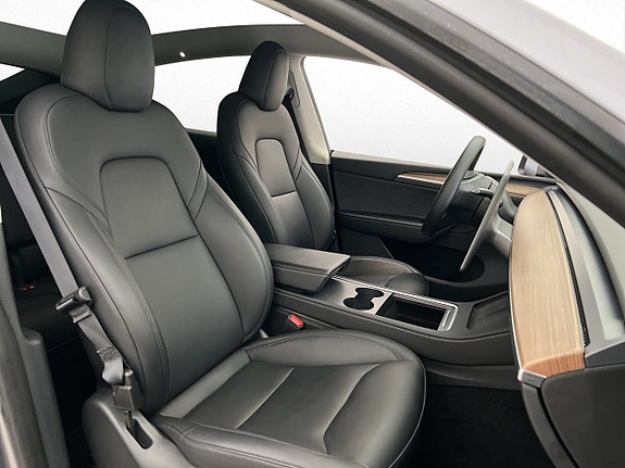 Tesla Model Y 28 of 30