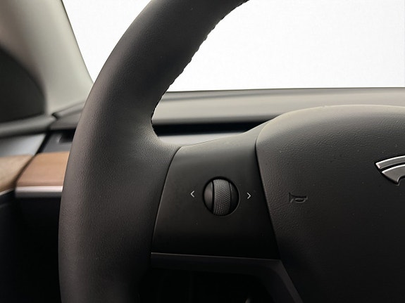 Tesla Model Y 16 of 30