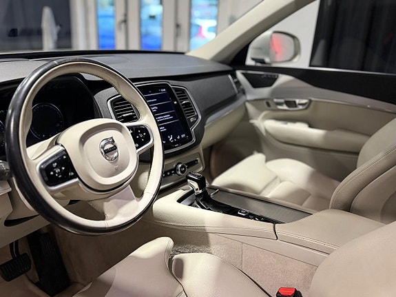 Volvo XC90 5 of 22