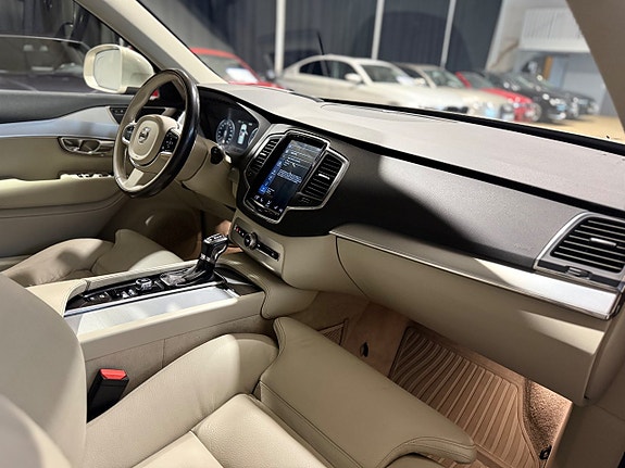 Volvo XC90 10 of 22