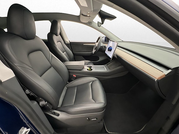 Tesla Model Y 26 of 30