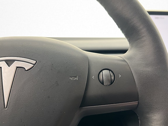 Tesla Model Y 17 of 30