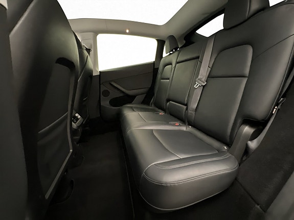 Tesla Model Y 28 of 30
