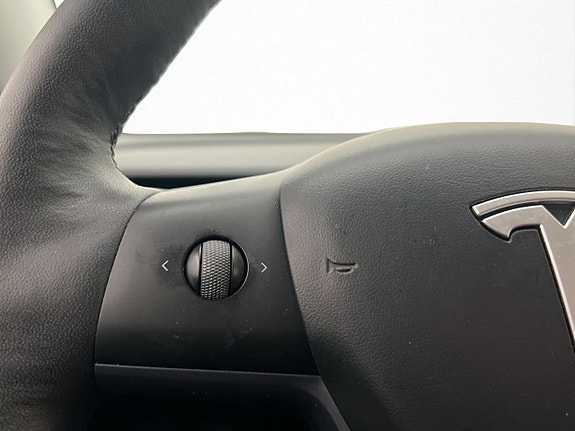 Tesla Model Y 16 of 30