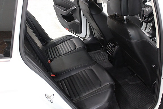 Volkswagen Passat Alltrack 16 of 17