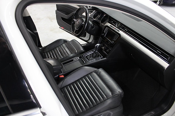 Volkswagen Passat Alltrack 13 of 17