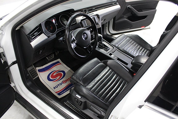 Volkswagen Passat Alltrack 14 of 17