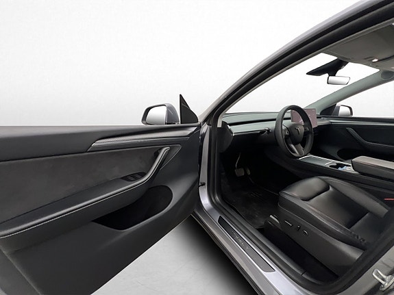 Tesla Model Y 14 of 30