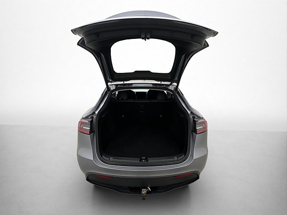 Tesla Model Y 10 of 30
