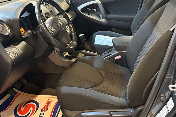 Toyota RAV4 9 of 15