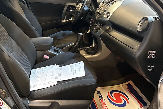 Toyota RAV4 8 of 15