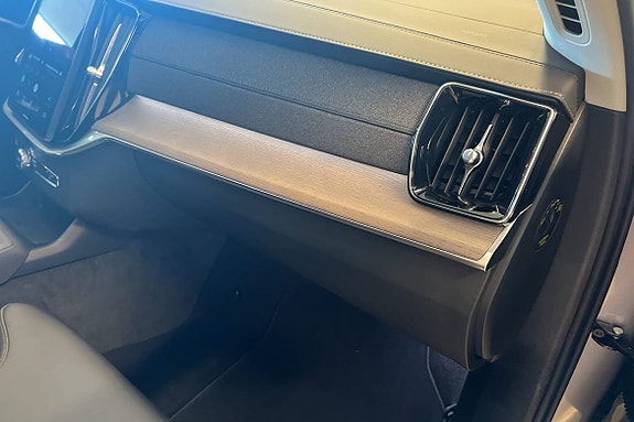 Volvo XC90 16 of 25