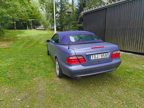 Mercedes-Benz CLK230 7 of 9