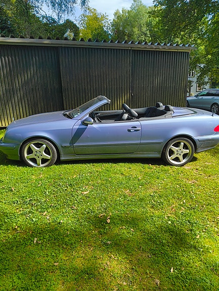 Mercedes-Benz CLK230 2 of 9