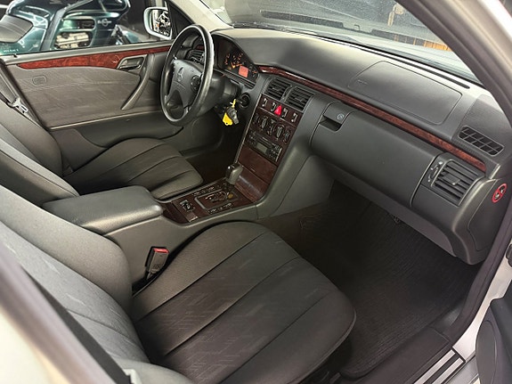 Mercedes-Benz E240 9 of 11