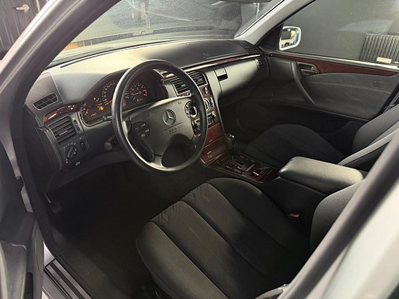Mercedes-Benz E240 6 of 11
