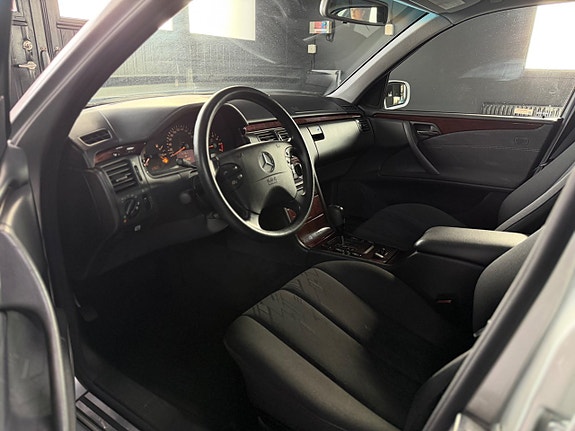 Mercedes-Benz E240 5 of 11