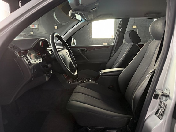 Mercedes-Benz E240 7 of 11