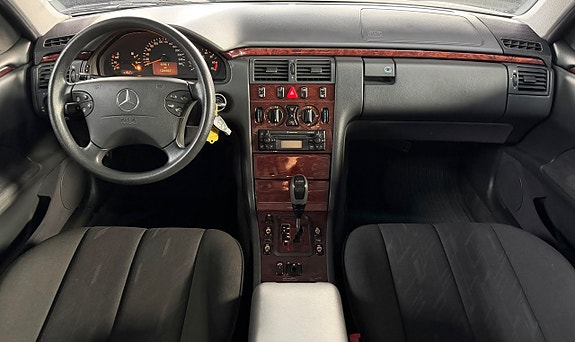 Mercedes-Benz E240 10 of 11
