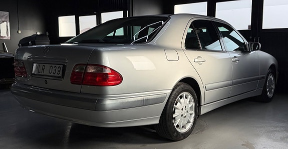 Mercedes-Benz E240 4 of 11