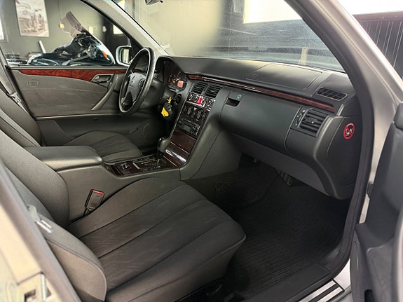 Mercedes-Benz E240 8 of 11