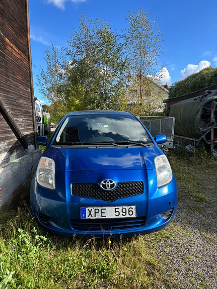 Toyota Yaris 2 of 9