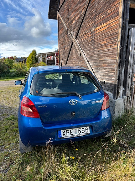 Toyota Yaris 3 of 9