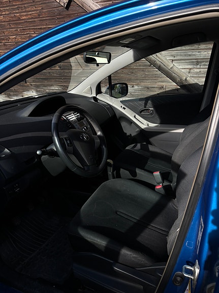 Toyota Yaris 5 of 9