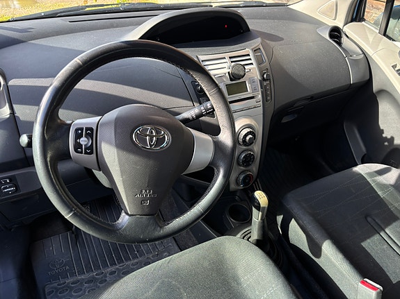 Toyota Yaris 6 of 9