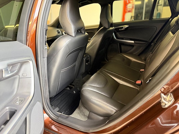 Volvo XC60 9 of 17