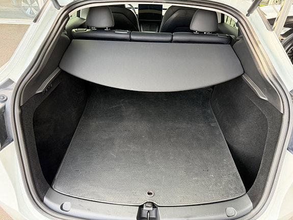 Tesla Model Y 16 of 22