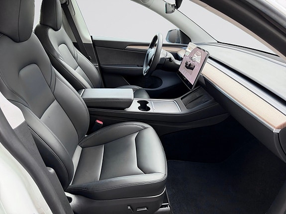 Tesla Model Y 15 of 22