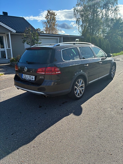 Volkswagen Passat Alltrack 3 of 6