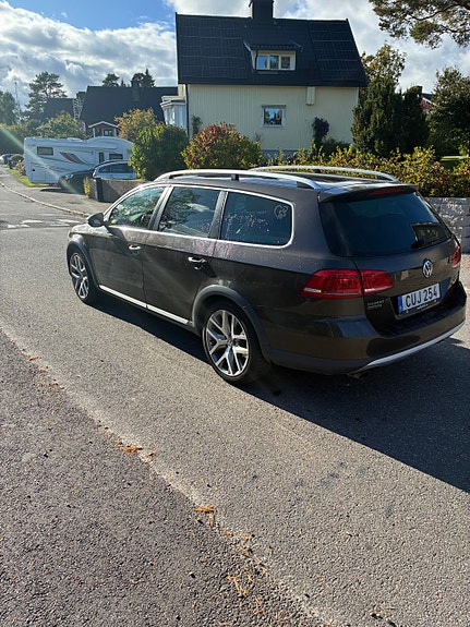 Volkswagen Passat Alltrack 4 of 6
