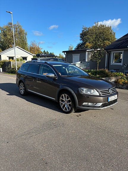 Volkswagen Passat Alltrack 2 of 6