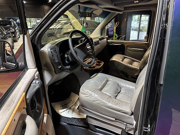 Chevrolet Express 17 of 22